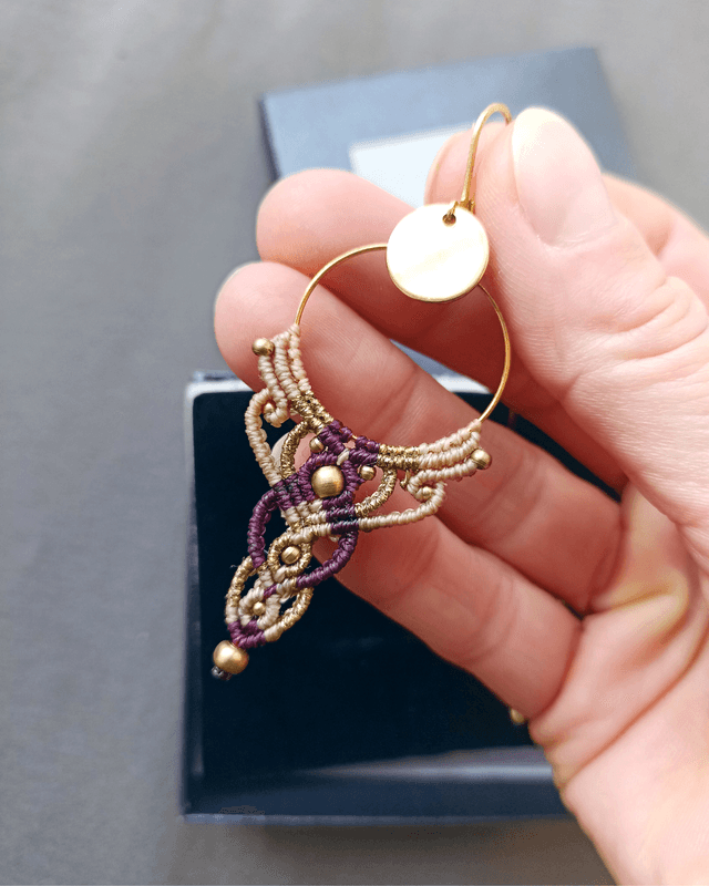 Boucles d'oreilles "Intuition bohème", beige, prune & doré. 