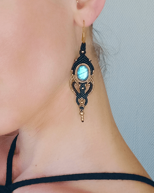 Boucles d'oreilles "Gratitude", sertie de labradorite bleue