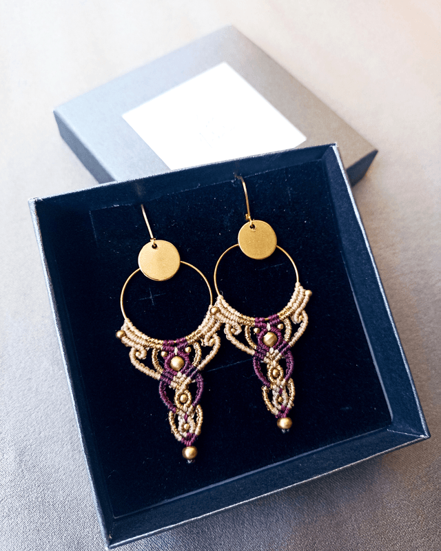 Boucles d'oreilles "Intuition bohème", beige, prune & doré. 