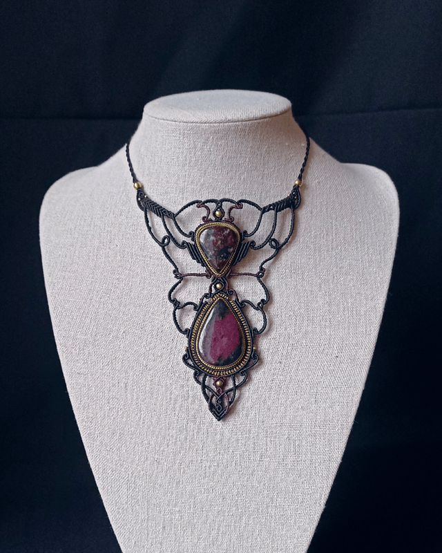 Collier plastron, "renaissance", eudalyte & rubis zoisite