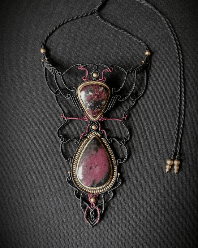 Collier plastron, "renaissance", eudalyte & rubis zoisite