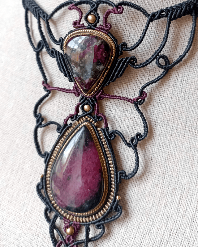 Collier plastron, "renaissance", eudalyte & rubis zoisite