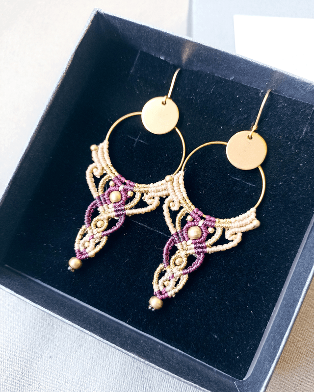 Boucles d'oreilles "Intuition bohème", beige, prune & doré. 