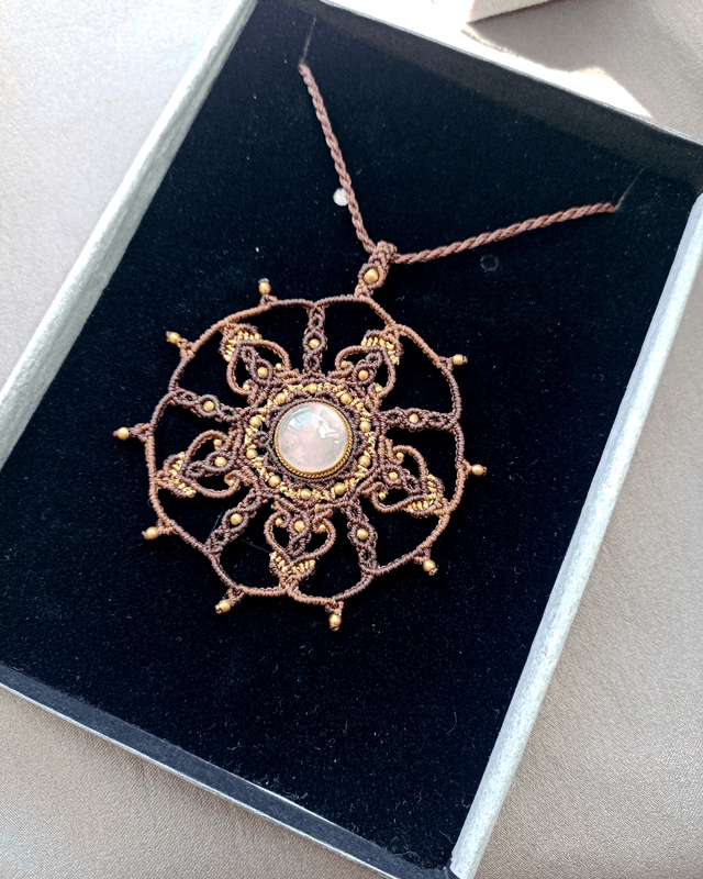 Mandala bohème macramé en Quart Rose, marron & doré