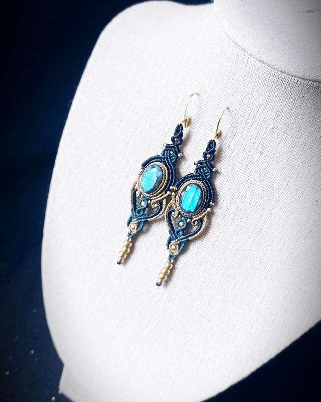 Boucles d'oreilles "Gratitude", sertie de labradorite bleue