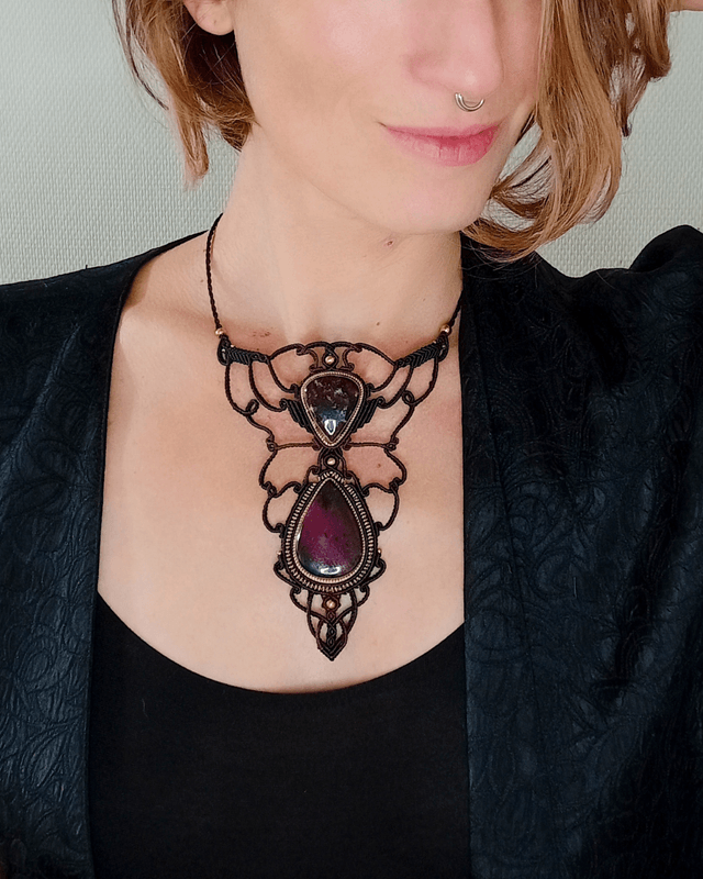 Collier plastron, "renaissance", eudalyte & rubis zoisite