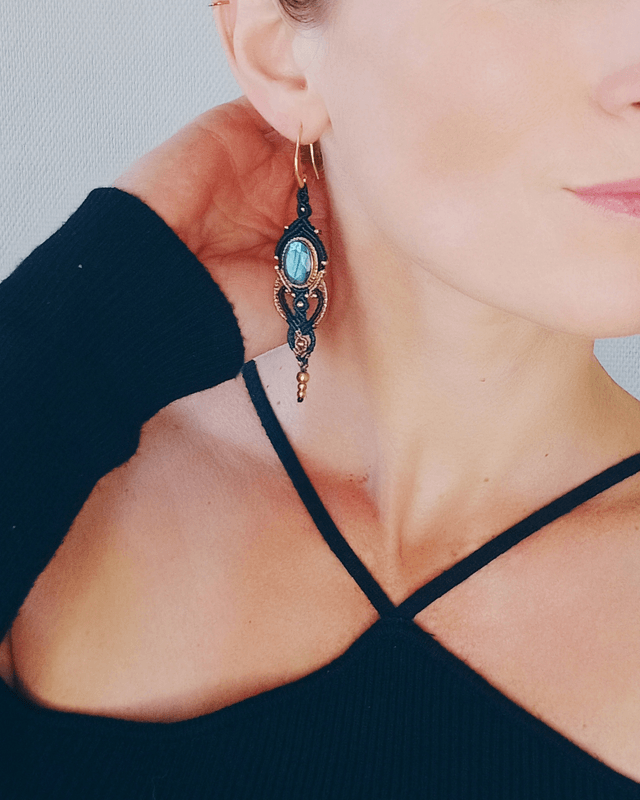 Boucles d'oreilles "Gratitude", sertie de labradorite bleue