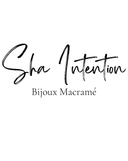 Sha intention est une boutique de bijoux macramé, les créations sont tissées à la main avec la technique du micro-macramé. Cette boutique met en avant l'artisanat de qualité en fournissant un travail fins et précis. Bijoux mystiques et spirituels, les créations sont revêtues d'intentions soutenant la lithothérapie des pierres. Les créations sont qualifiés de style art-déco, bohème-chic. Féminins, élégants et raffinées, les créations sont poétiques. Sertie minutieusement avec des pierres semi-précieuse.
La créatrice aime sublimé le tissage avec du fil de couleur or.