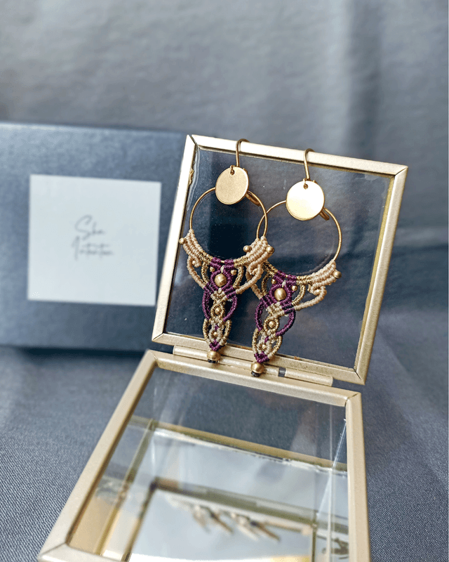 Boucles d&#039;oreilles &quot;Intuition bohème&quot;, beige, prune &amp; doré. 