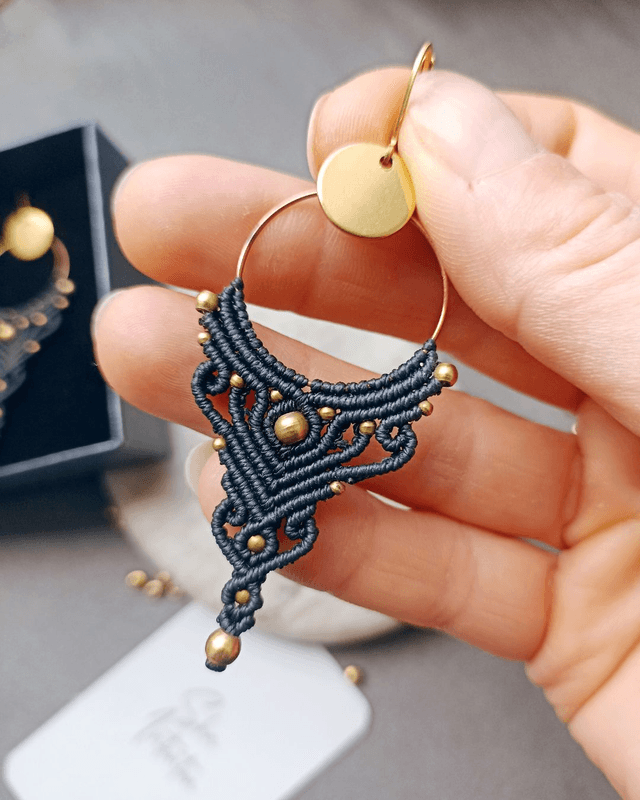 Boucles d&#039;oreilles &quot;Intuition couleur uni&quot;, rouge ou noir