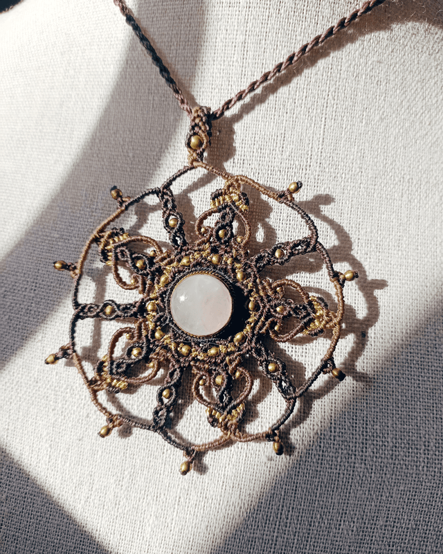 Mandala bohème macramé en Quart Rose, marron &amp; doré